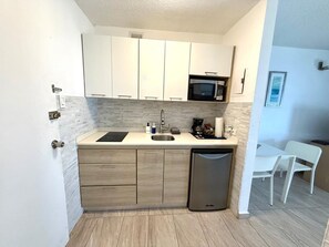 Micro-ondas, cooktop, cafeteira/chaleira, torradeira