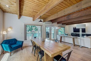 Televisión, chimenea y libros 