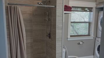 Dusche, Haartrockner, Handtücher, Seife