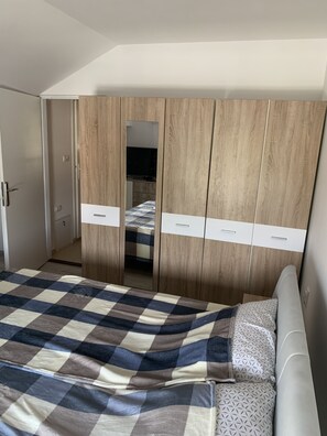3 bedrooms, iron/ironing board, free WiFi