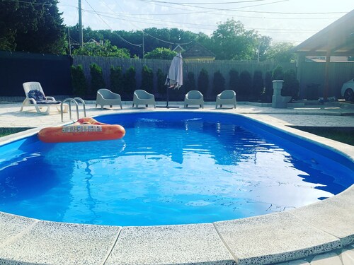 Mika’s Poolhouse 