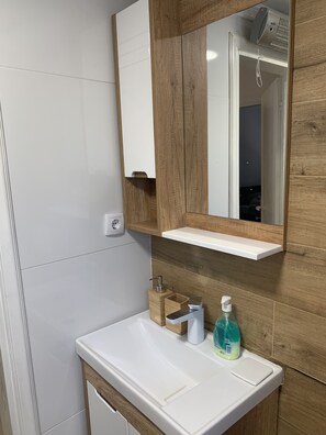 Combined shower/bathtub, hair dryer, towels, soap