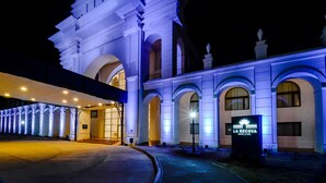 A hotel entrance with a large arched gate and a sign reading "La Reconova Hotel & Spa". - La Recova Hotel & Spa (La Punta)
