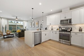 Frigorifero, microonde, forno, piano cottura