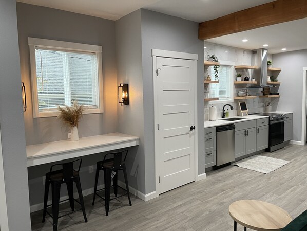 Jääkaappi, mikroaaltouuni, uuni, liesi