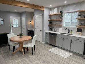 Jääkaappi, mikroaaltouuni, uuni, liesi