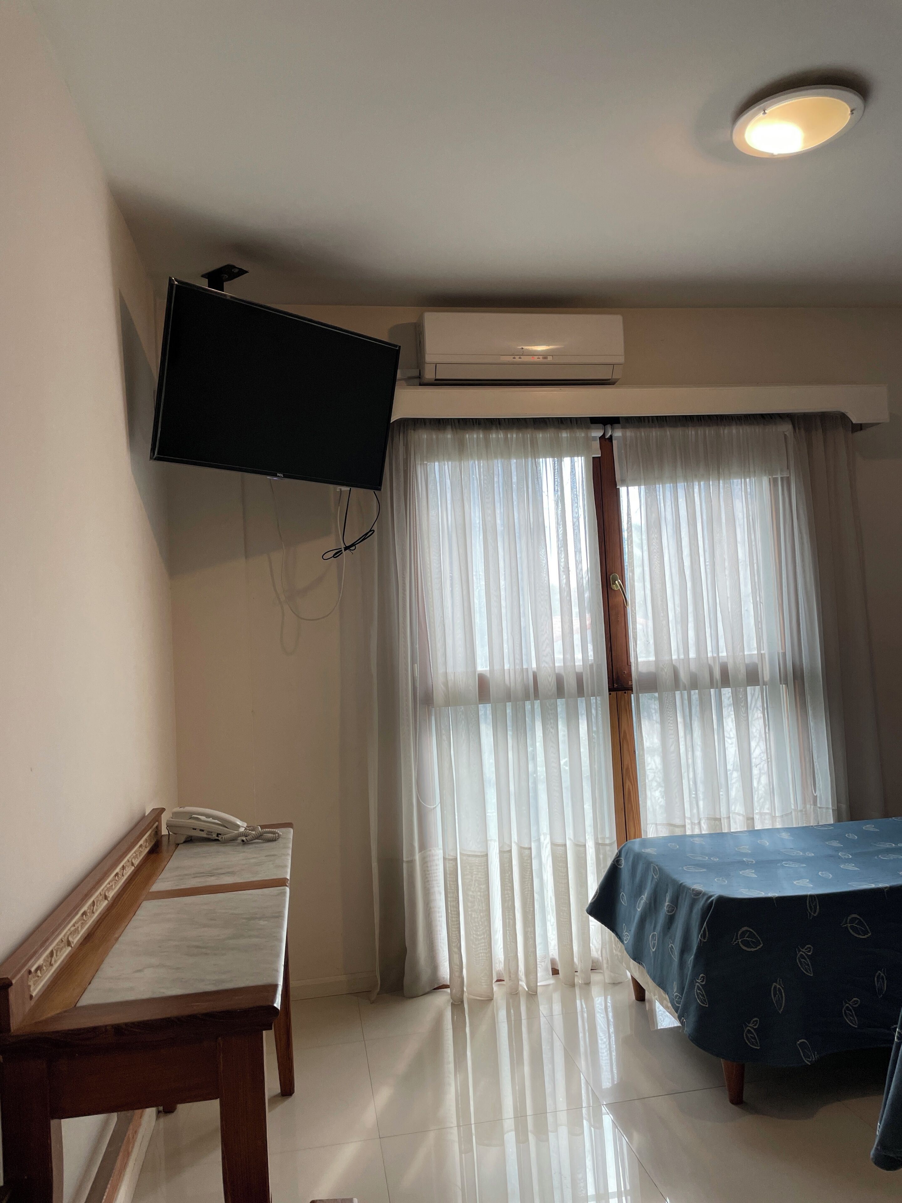 مكتب ومساحة عمل للكمبيوتر المحمول ومكواة/لوح كي وسرير سفر