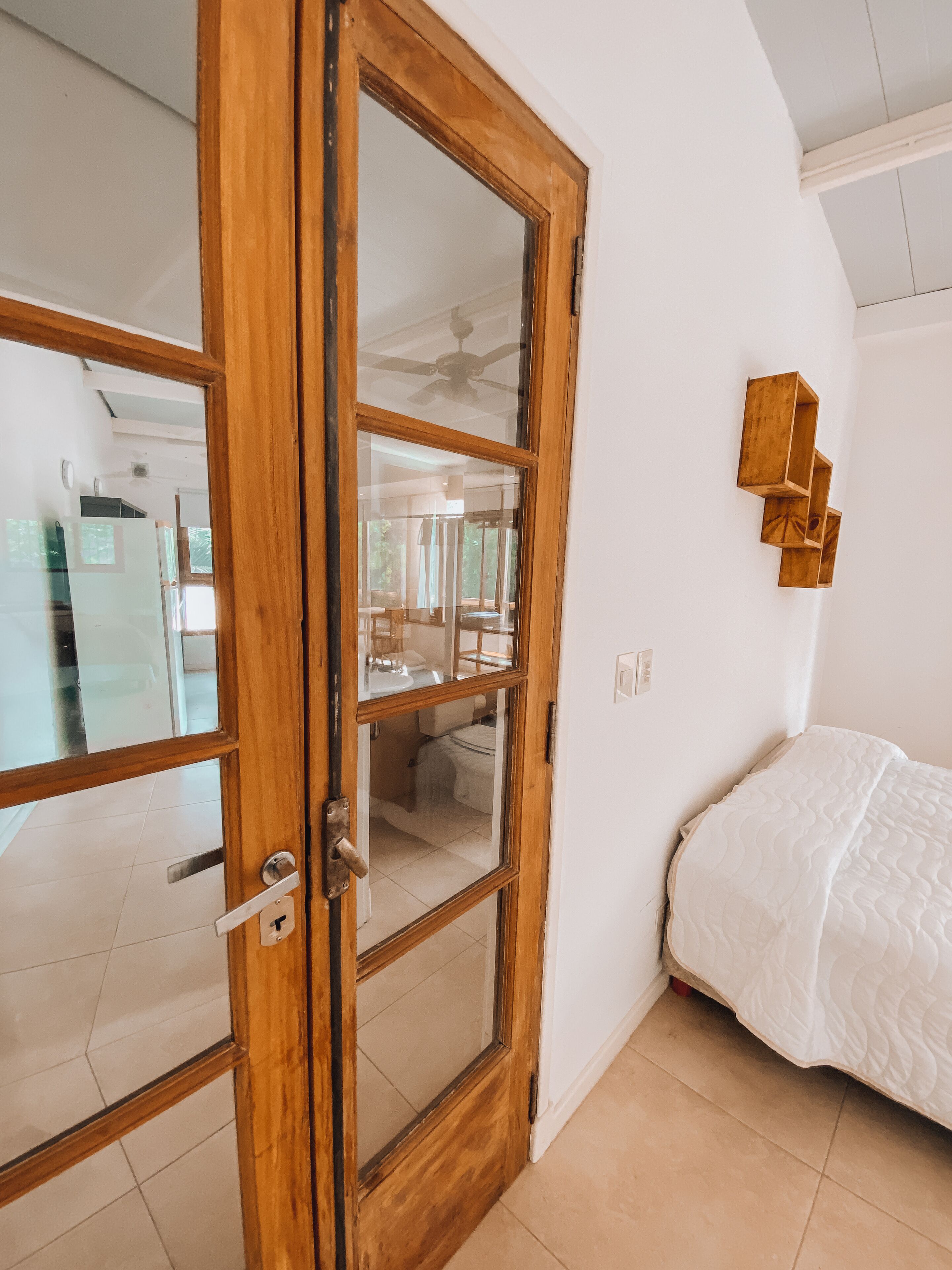 Escritorio y espacio para trabajar con laptop 