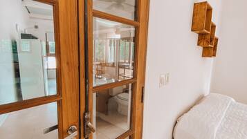 Escritorio y espacio para trabajar con laptop