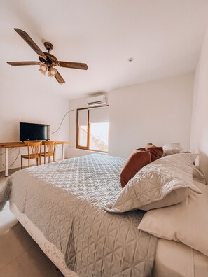 Desk, laptop workspace, iron/ironing board, travel crib - Posada San Isidro (San Isidro)