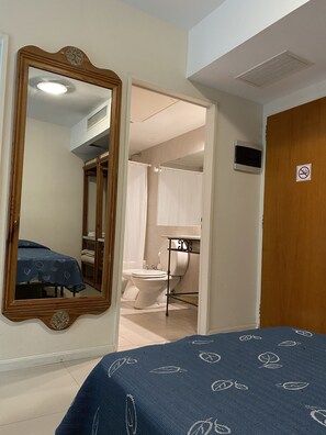 Apartamento família | Escrivaninha, espaço de trabalho para notebook