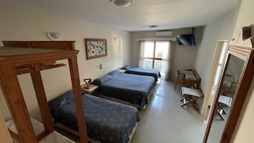 Una scrivania, postazione laptop, ferro/asse da stiro, culla da viaggio