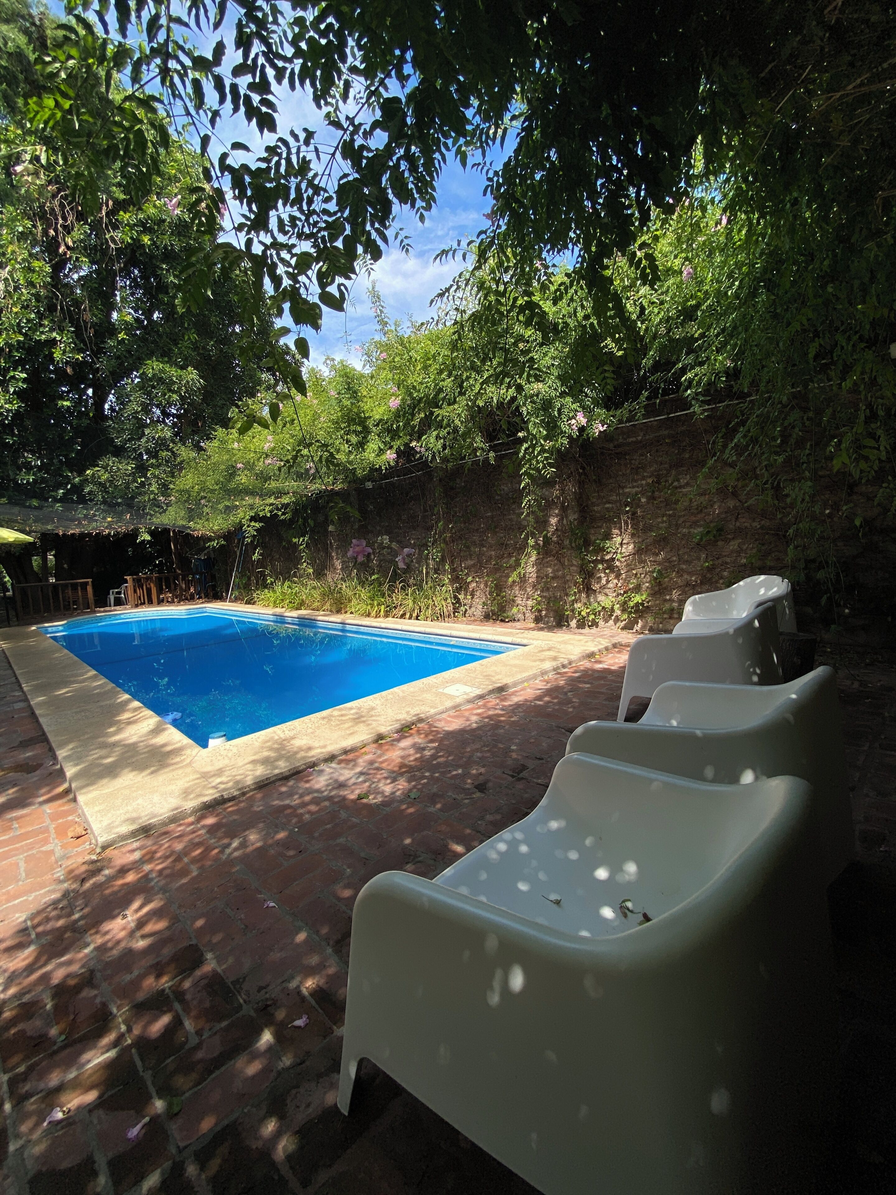 Una piscina al aire libre de temporada