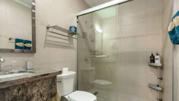 Căn hộ dành cho gia đình | Phòng tắm | Buồng tắm vòi sen, khăn tắm