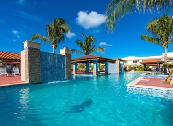 Una piscina al aire libre