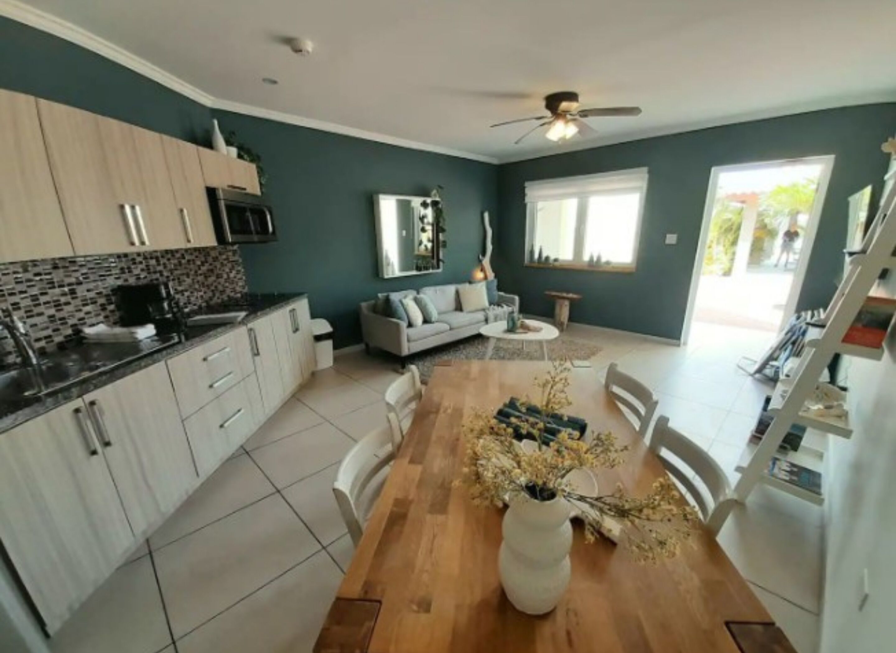 Apartamento família | Área de estar | TV de tela plana