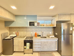 Apartamento design | Cozinha privada | Geladeira, micro-ondas, fogão, lava-louças