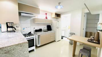 Apartamento família | Cozinha privada | Geladeira, micro-ondas, fogão, lava-louças