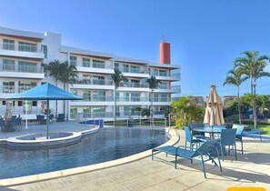 Una piscina al aire libre