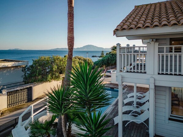 Property grounds - Incredible wooden villa with sea views! (Algeciras)