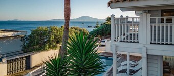 Incredible wooden villa with sea views!