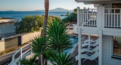 Incredible wooden villa with sea views!