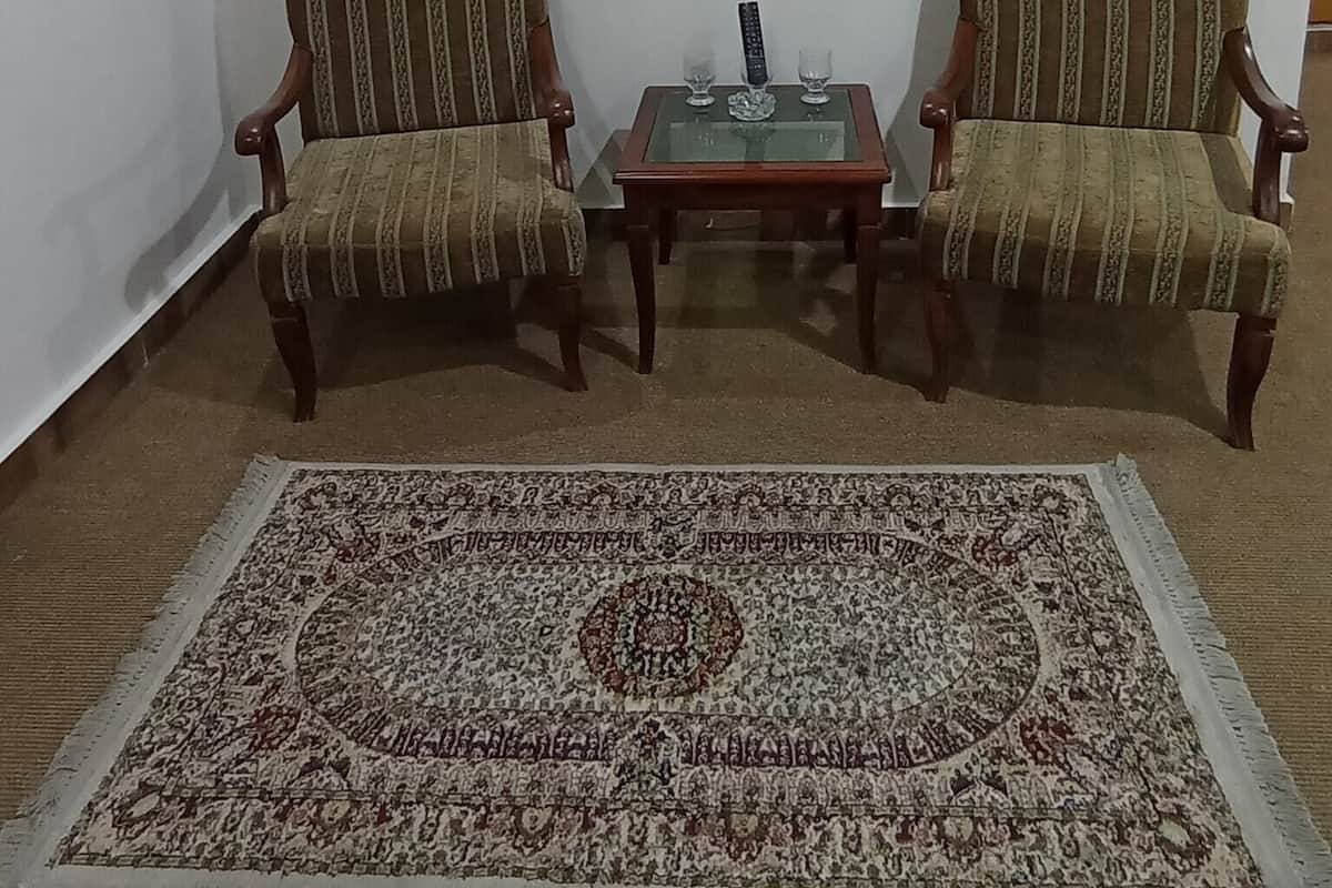 Tabla de planchar con plancha, wifi gratis y ropa de cama