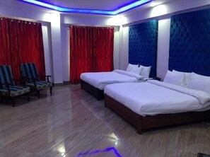 Deluxe Triple Room | Iron/ironing board, free WiFi, bed sheets