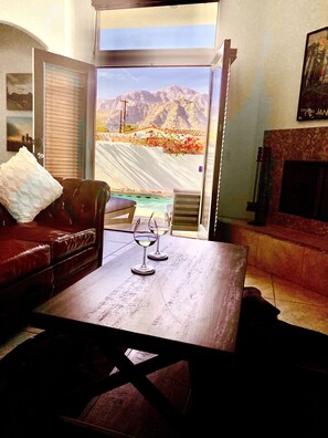 Smart TV, fireplace