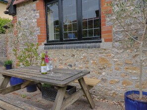 Outdoor dining - Yard Cottage (Lyme Regis)
