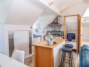 Cottage | Private kitchen | Dishwasher, cookware/dishes/utensils