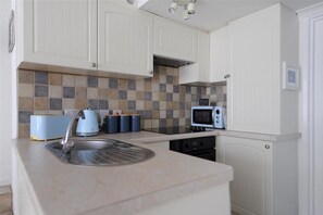 Casa rural | Cuina privada | Frigorífic i utensilis de cuina, vaixella i coberteria