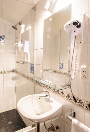 Bathroom - Hostal Corihuasi (Cusco)