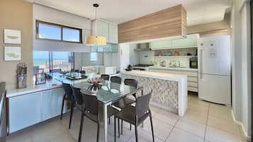 Căn hộ Exclusive | Bếp riêng | Tủ lạnh, lò vi sóng, lò nướng, máy rửa bát