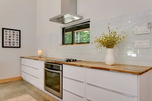 Fridge, microwave, oven, stovetop - Secluded 5-Acre Waterfront view near Williamsburg (Toano)