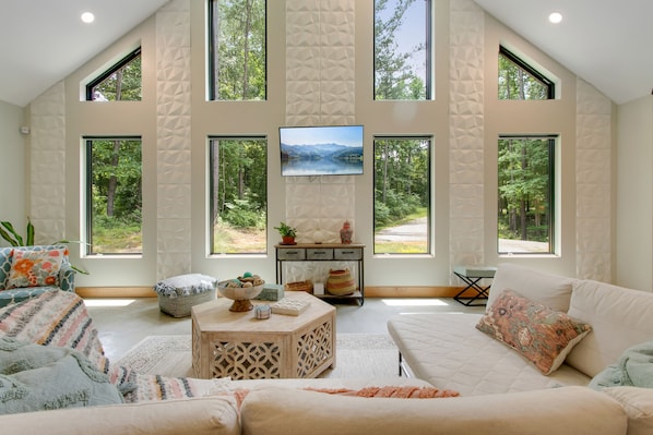 Smart TV, books - Secluded 5-Acre Waterfront view near Williamsburg (Toano)