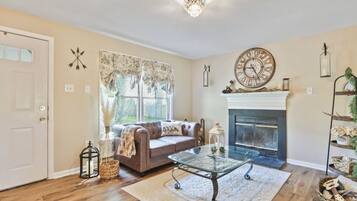 Älytelevisio, takka, DVD-soitin, videokirjasto