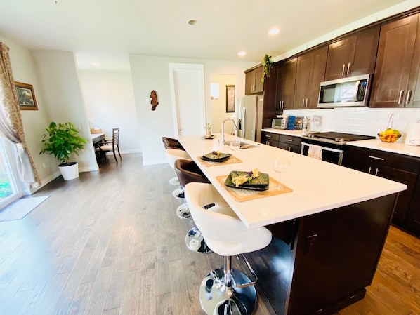 Kjøleskap, mikrobølgeovn, ovn og kokeplater