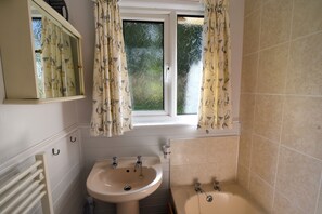 Cottage | Bathroom | Shower, hair dryer