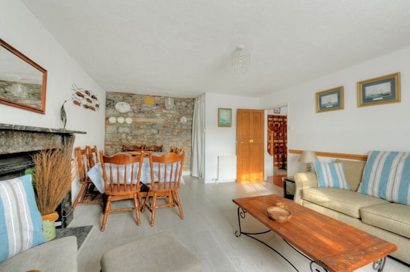 Småhus | Oppholdsrom | DVD-spiller