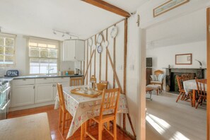 Cottage | Private kitchen | Dishwasher, cookware/dishes/utensils