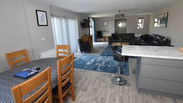 Deluxe Apartment, Private Bathroom | Interior