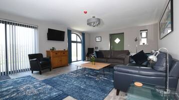 Deluxe Apartment, Private Bathroom | Interior