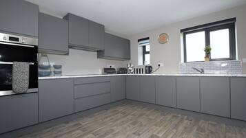 Deluxe Apartment, Private Bathroom | Interior
