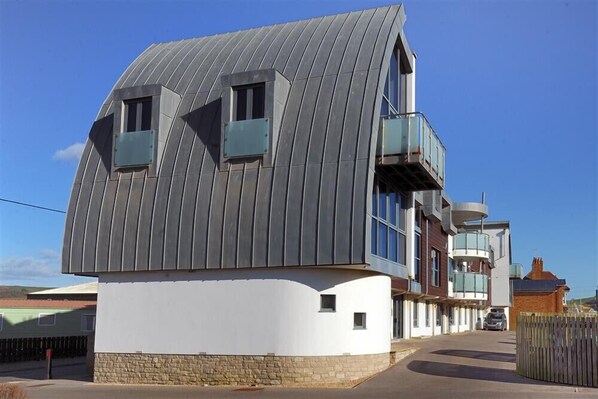 Exterior - 8 Driftwood (Bridport)