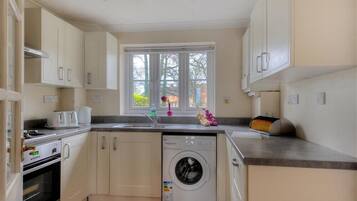 Cottage | Private kitchen | Fridge, cookware/dishes/utensils