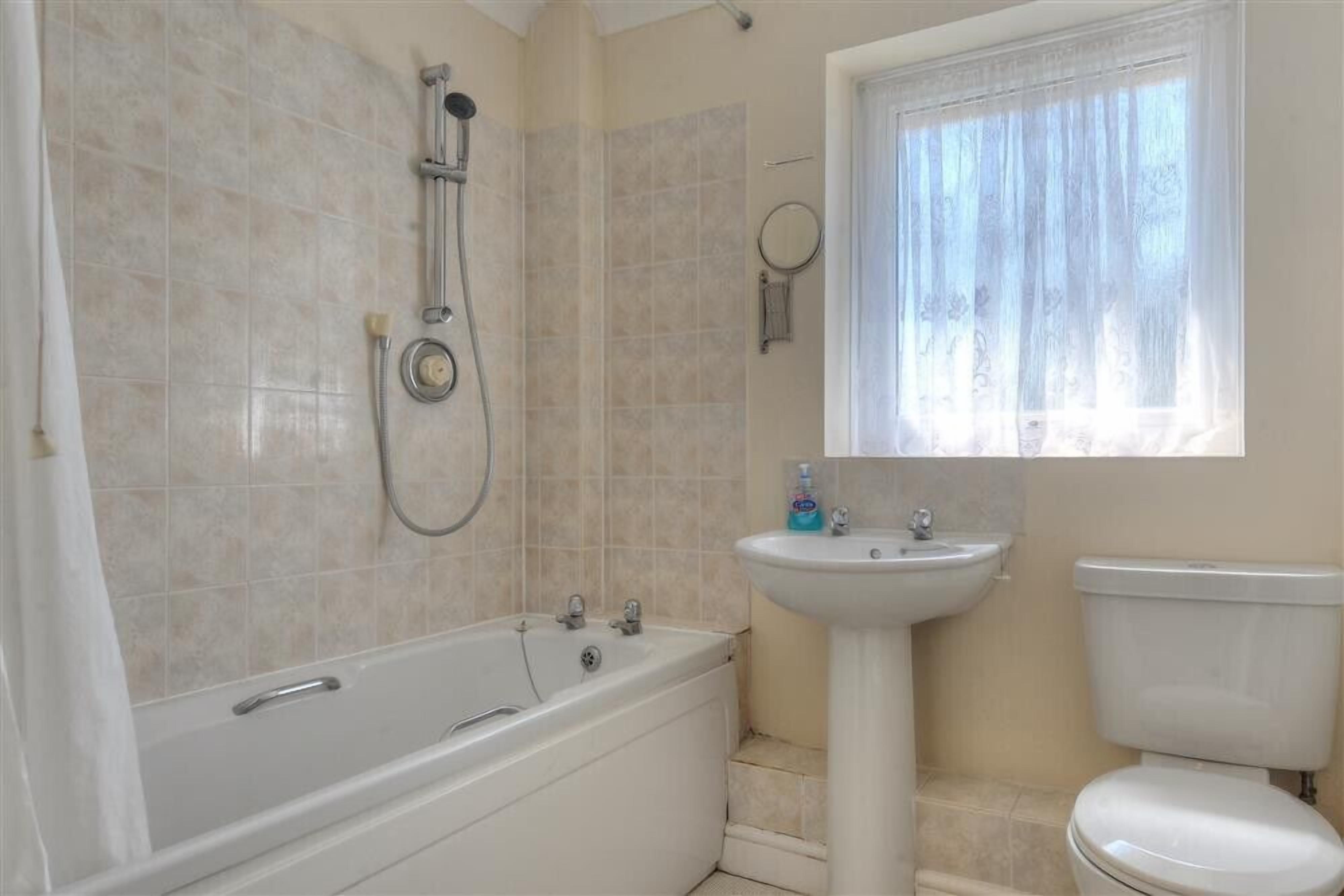 Cottage | Bathroom | Shower, hair dryer