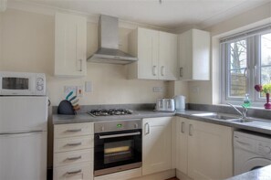 Cottage | Private kitchen | Fridge, cookware/dishes/utensils