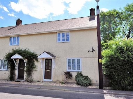 Exterior. 4 Riverside Cottages