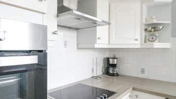 Fridge, cookware/dishes/utensils